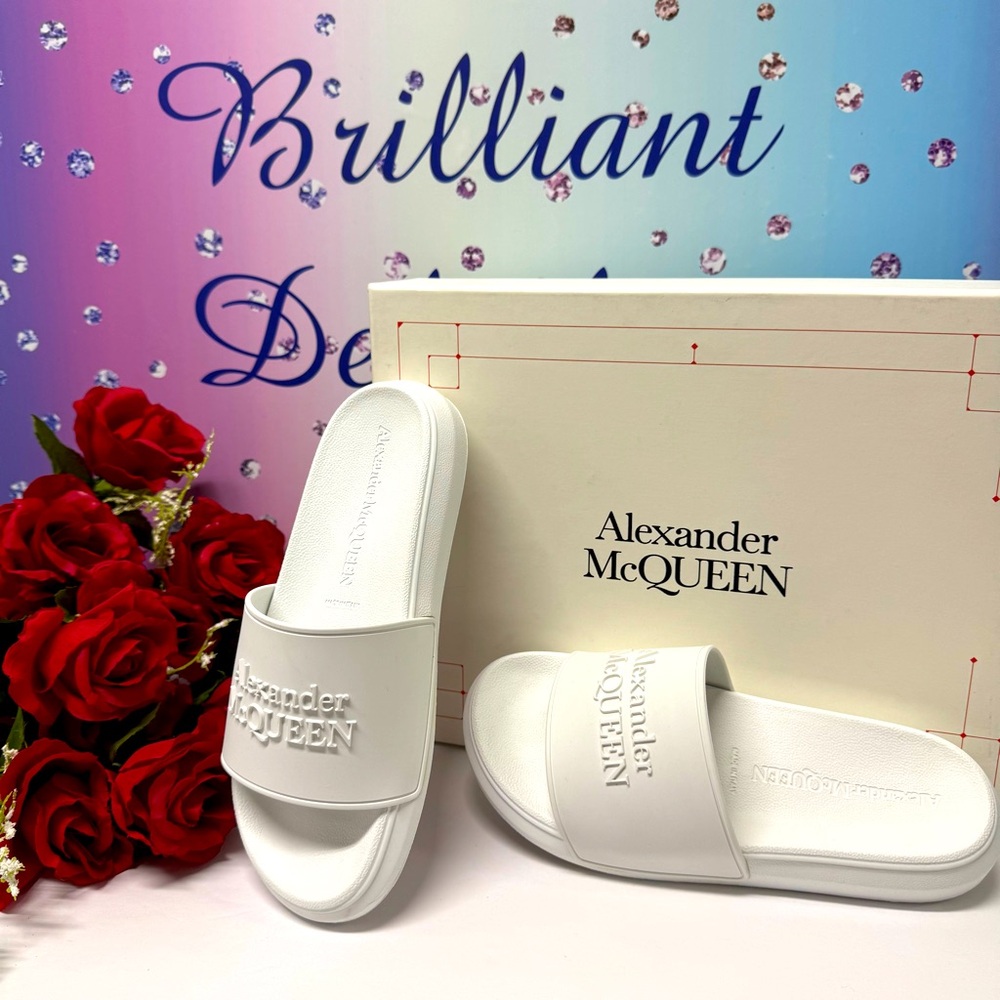 🤍SALE NIB ALEXANDER MCQUEEN LOGO SLIDES
